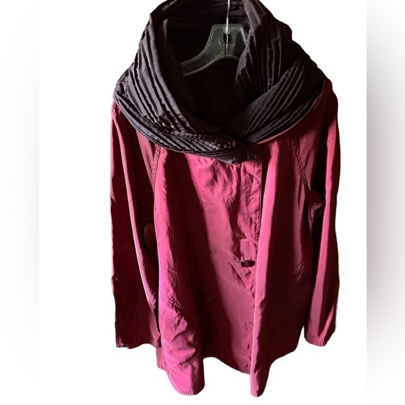 Mycra Pac S/M Donatella reversible raincoat with accordian pleated collar/hood.